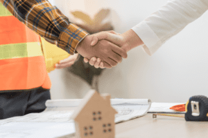 Pessoas fechando negócio, simbolizando um contrato de prestação de serviços de manutenção com profissional de confiança.