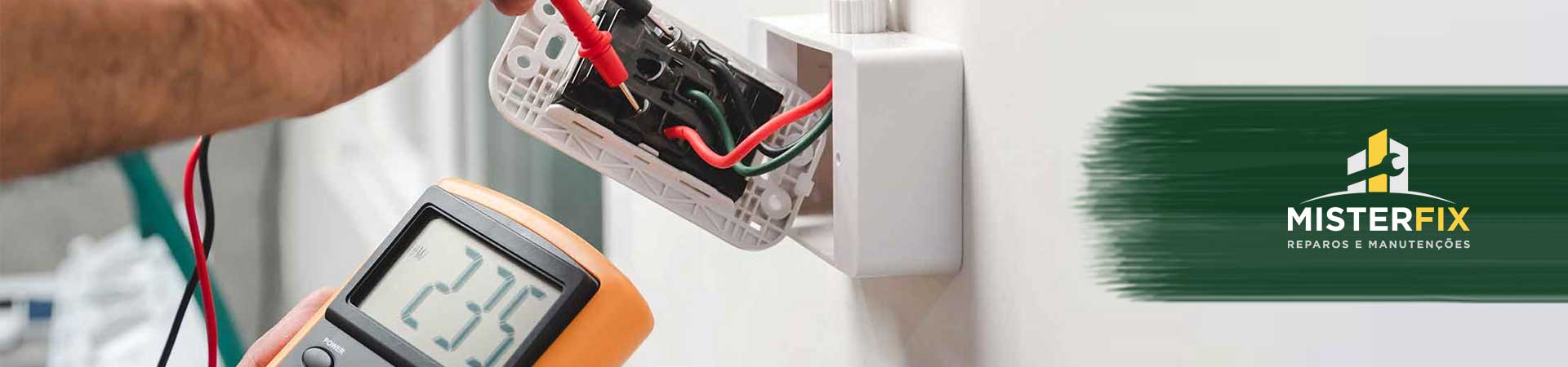Eletricista Elfo medindo tensão da tomada