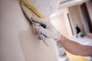 Gesso e drywall em diferentes ambientes, mostrando suas aplicações e acabamentos.